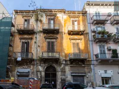 Al civico 25 ci imbattiamo ad esempio in un fatiscente fabbricato abbandonato da mezzo secolo dopo aver ospitato negli anni 70 locali quali �Hang Up� e �Grottino�